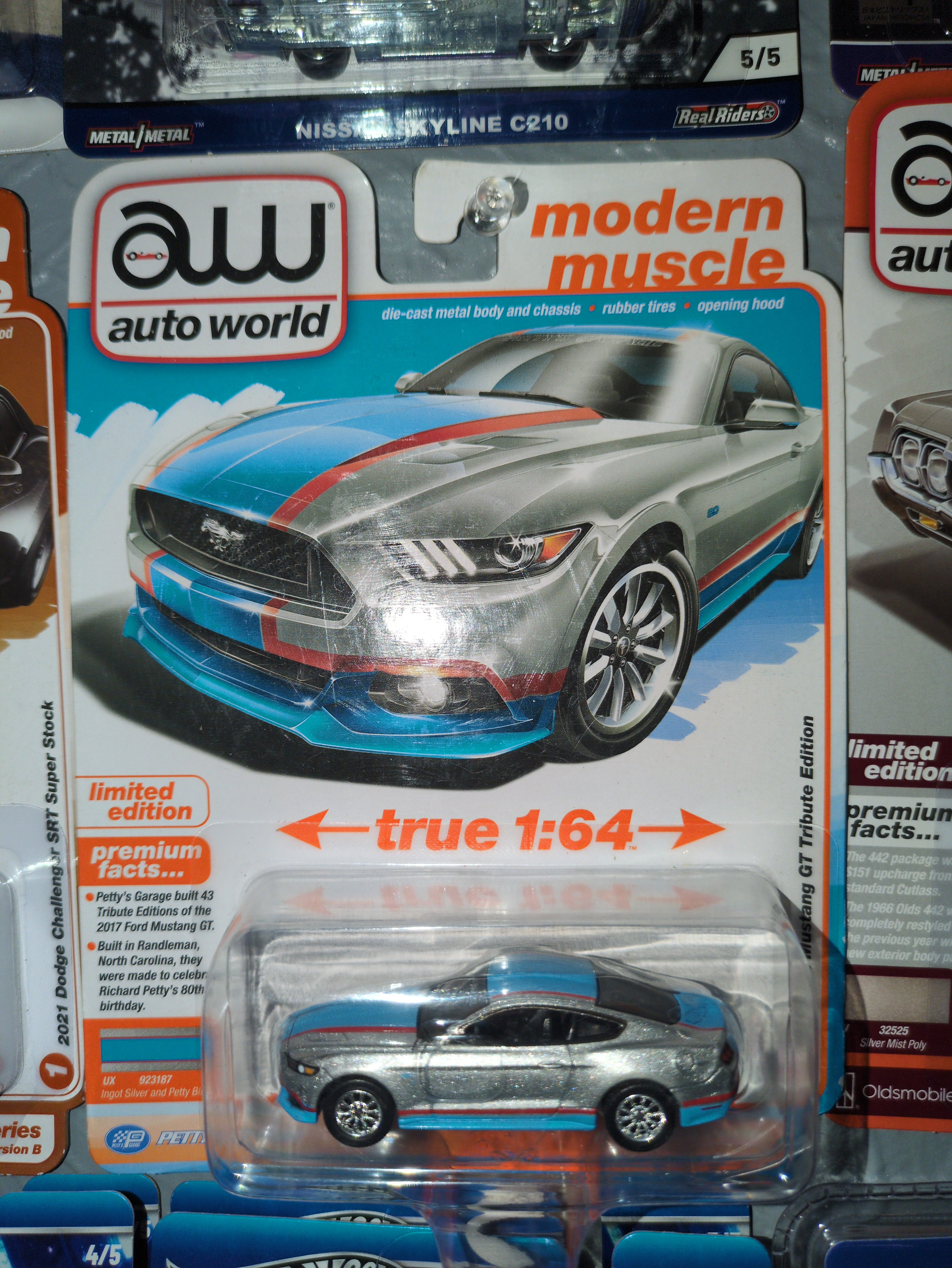 Auto World Modern pettys garage Ford Mustang GT 1:64 Diecast Tribute Edition
